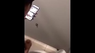 Trai đẹp cu to thủ dâm trong WC LOTTERIA