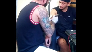 Mamando o tatuador pauzudo