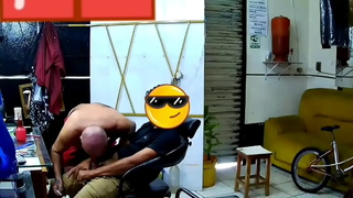 BARBEIRO MADURO DEPILANDO E CHUPANDO O PAU DO NOVINHO  CASADO